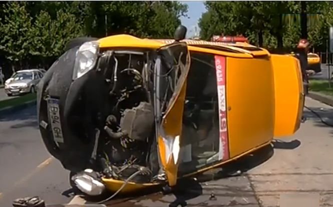 Un taxi cu pasageri s-a răsturnat pe Şoseaua Kiseleff din Capitală, după ce s-a ciocnit cu alt autoturism