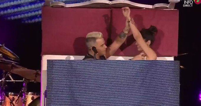 Cine este românca care s-a băgat în pat cu Robbie Williams în timpul concertului