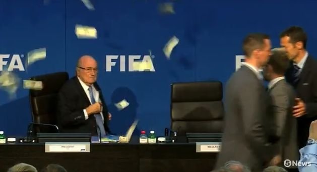 Sepp Blatter, ţinta unei farse la o conferinţă de presă. Un actor a aruncat cu bani falşi în direcţia preşedintelui FIFA