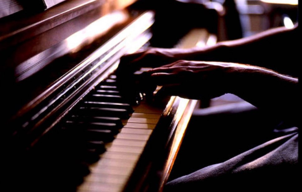 Un renumit pianist de jazz a murit după ce a făcut infarct pe scenă, în timpul unui concert