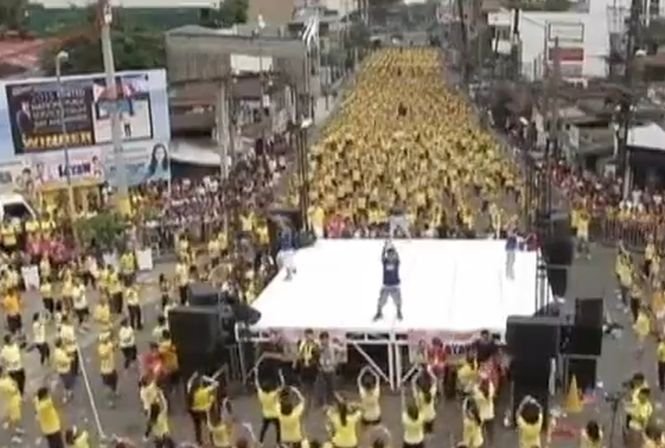 Zumba pe ritmuri de record mondial. 13.000 de filipinezi au dansat pe străzile din Manila
