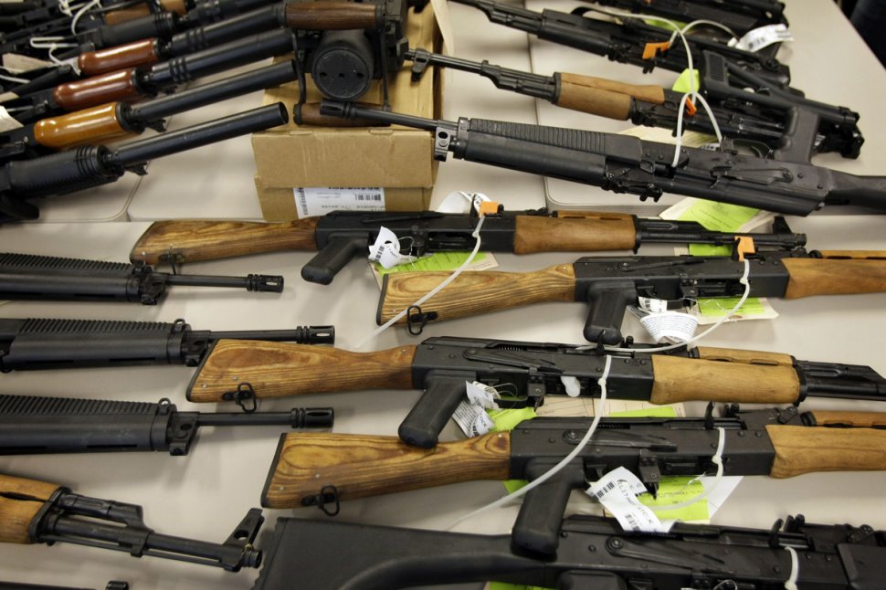 Peste 1.200 de arme şi două tone de muniţii, descoperite în casa unui bărbat decedat