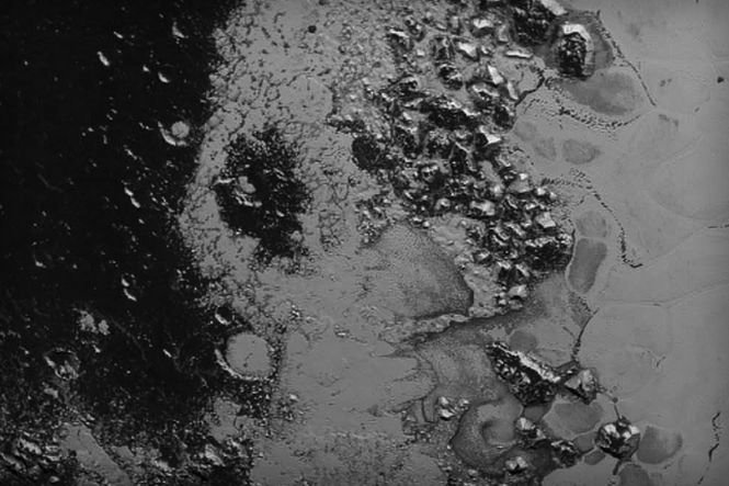 Imagini noi dintr-o altă lume. Munţii de pe Pluto, în fotografii spectaculoase publicate recent de NASA