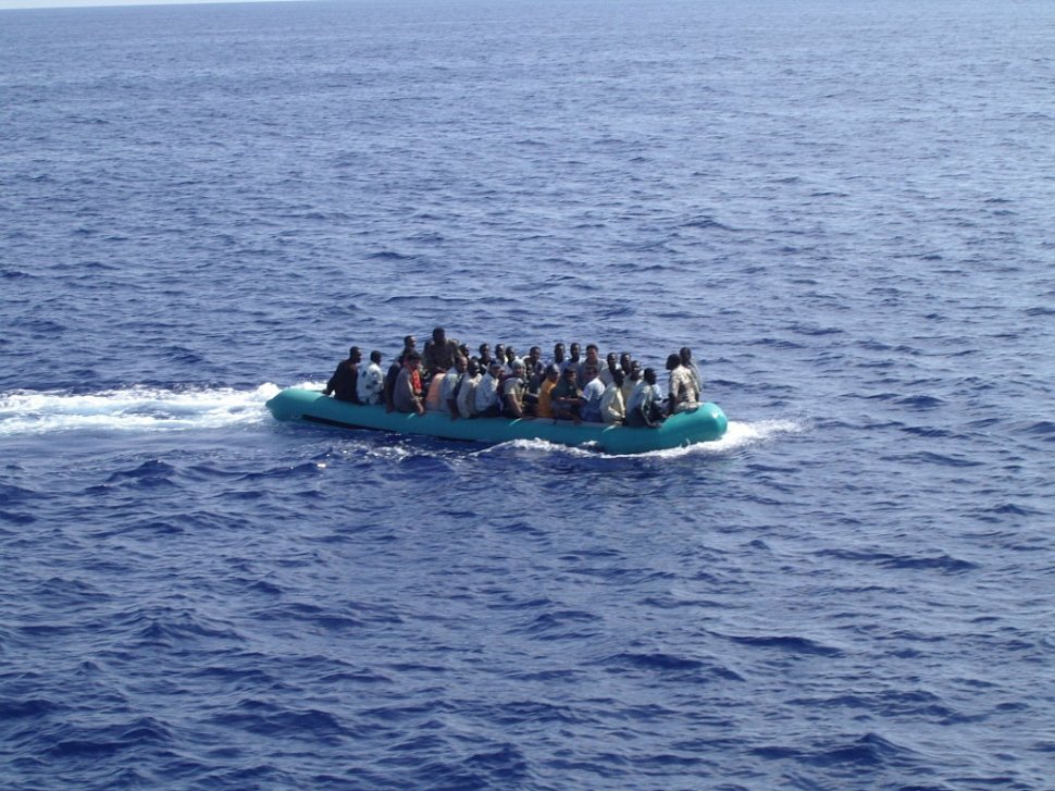 Aproape 40 de morţi, după un naufragiu a unei bărci cu imigranţi