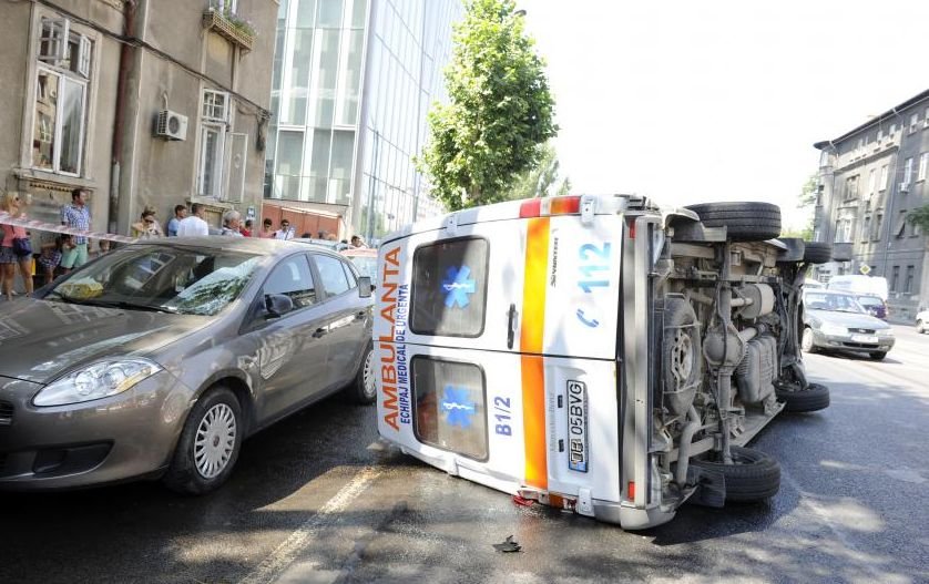 Ambulanţă lovită de un autoturism pe Calea Moşilor. Asistenta aflată în maşină a fost rănită