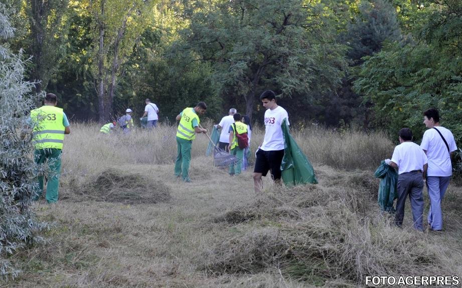 Natura i-a unit! Zeci de voluntari igienizează Parcul Alexandru Ioan Cuza