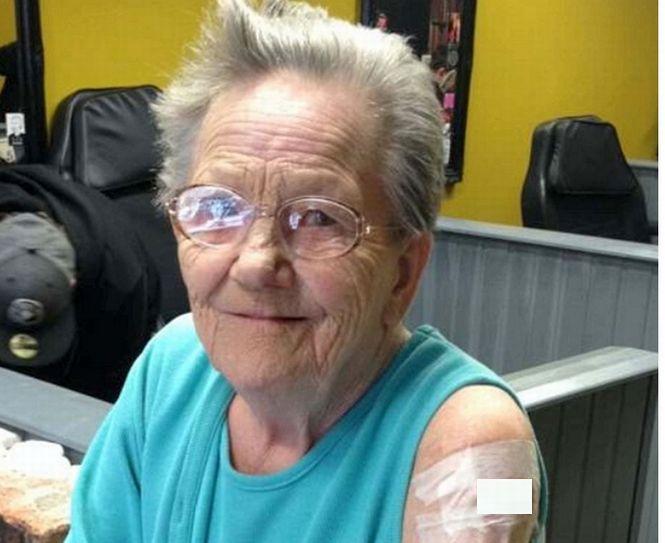 O bătrânică a fugit de la azil pentru a-şi face un tatuaj. Vezi ce şi-a desenat