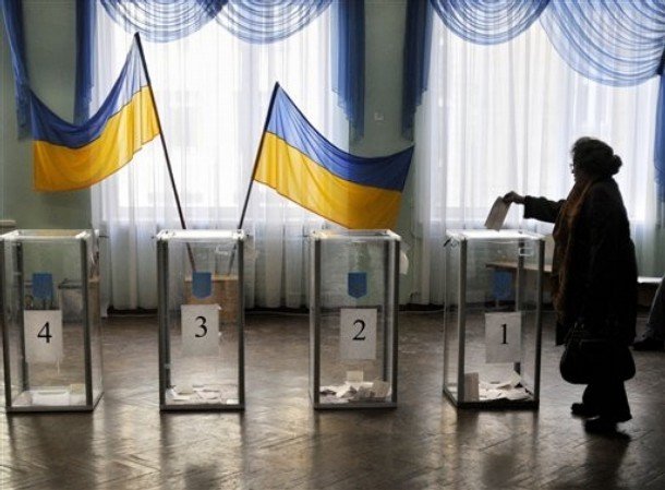 Ucraina se pregăteşte de alegerile locale. Trei formaţiuni cu ideologii comuniste, excluse din cursa electorală