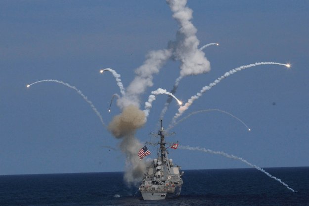Un distrugător al Forţelor navale americane a fost lovit de o rachetă