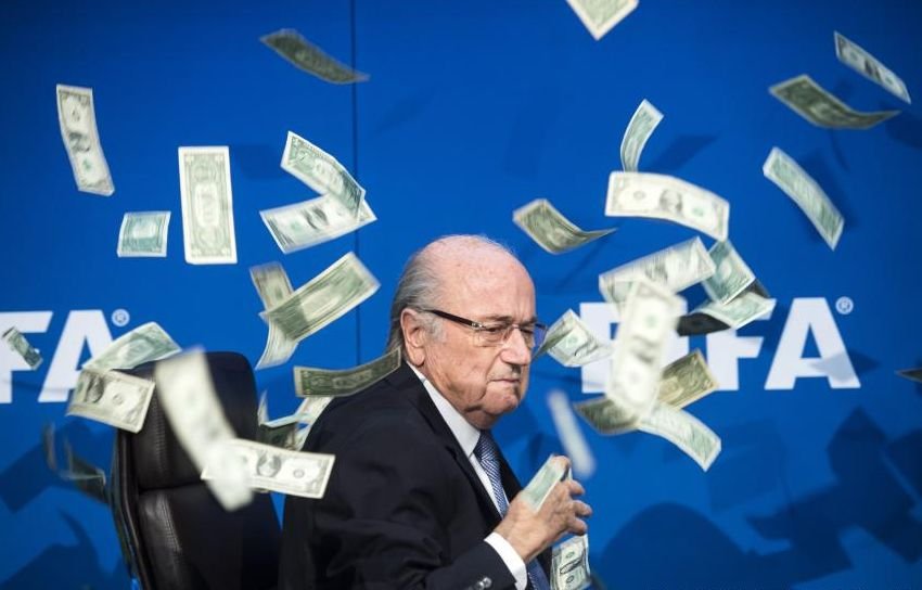 Bancnotele cu care a fost &quot;atacat&quot; Blatter nu au fost false. &quot;Vă asigur că poliţia elveţiană nu e coruptă. Mi-au înapoiat fiecare bănuţ&quot;