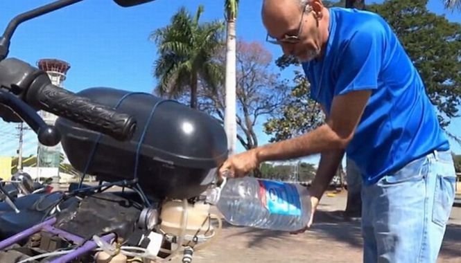 Incredibil! Un brazilian a inventat motocicleta care merge cu apă 