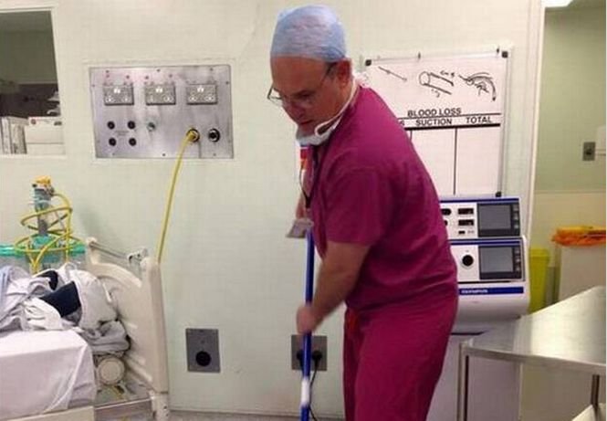 Un chirurg dă cu mopul în sala de operație. Imaginea virală care a emoționat întreaga lume