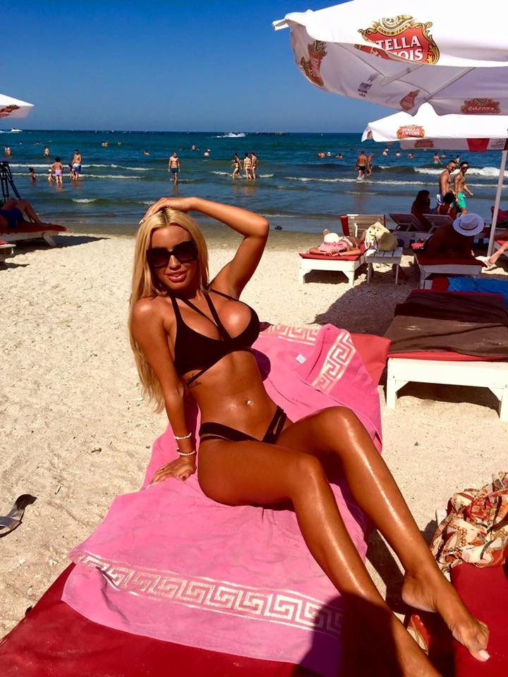 Blonda sexy care a încins toată suflarea masculină de pe litoralul românesc FOTO