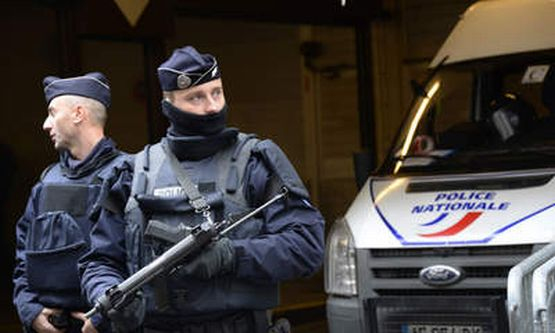 Focuri de armă la Paris. Un şofer furios a forţat un baraj al poliţiei instalat pentru Turul Frantei