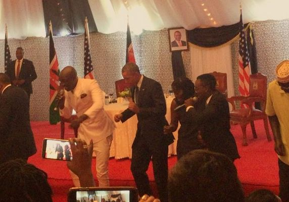 Barack Obama face din nou senzaţie. Preşedintele SUA a dansat în timpul vizitei sale în Kenya