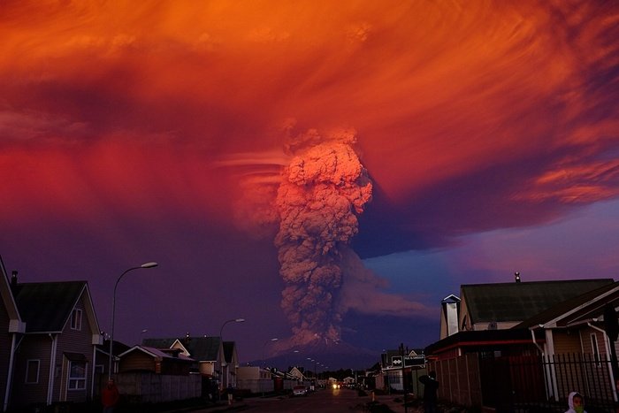 Imagini explozive. Erupţia fascinantă a unui vulcan