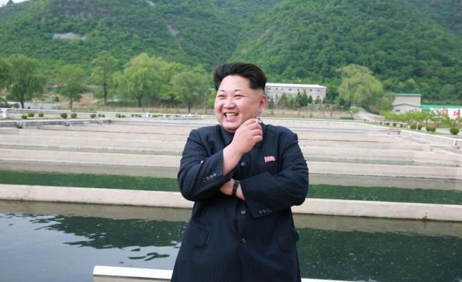 Kim Jong-un îi obligă pe nord-coreeni să se prezinte la muncă înainte de răsărit. ''Unii nu se pot trezi. Oamenii sunt epuizaţi''