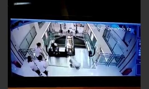 Tragedie într-un centru comercial din China. O femeie a fost strivită de scările rulante