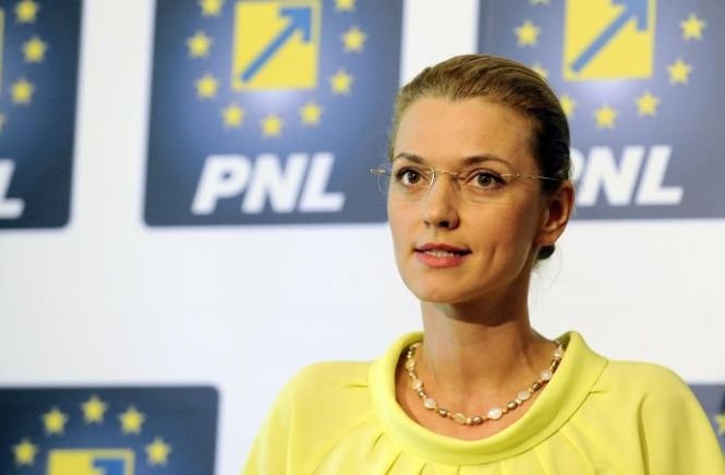 Alina Gorghiu: Domnul Predoiu este, în orice secundă, un premier mai bun decât Victor Ponta