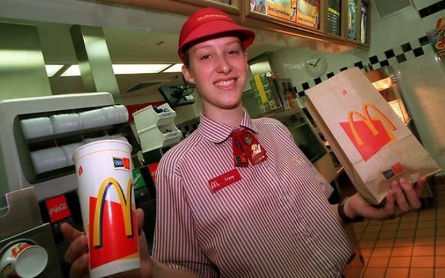 Ce salarii sunt la McDonald’s. Cât câştigă un angajat la început şi la ce sumă poate ajunge