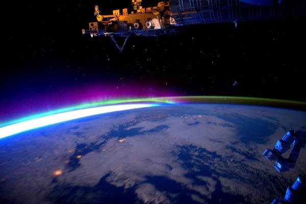 Imagini spectaculoase din spaţiu, pe contul de Twitter al unui astronaut 
