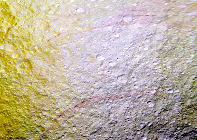 Descoperire surprinzătore pe unul dintre sateliţii planetei Saturn