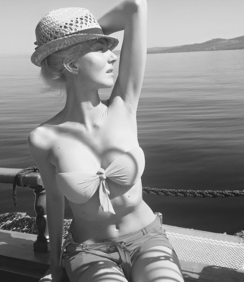 O cântăreață din România, scene hot cu o blondă la malul mării 319336