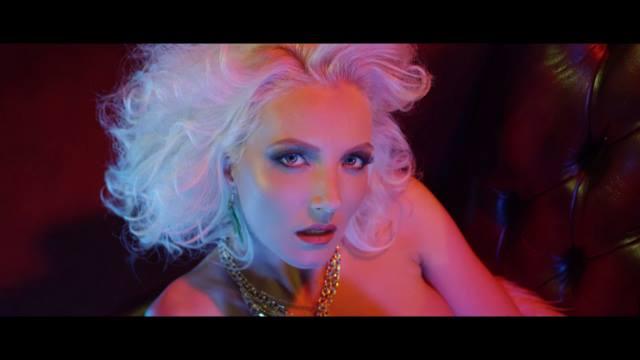 O cântăreață din România, scene hot cu o blondă la malul mării 319340