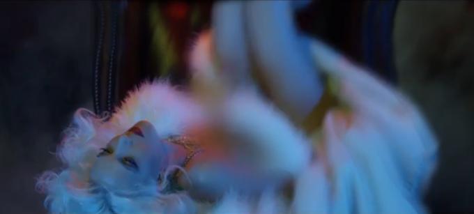 O cântăreață din România, scene hot cu o blondă la malul mării 319341