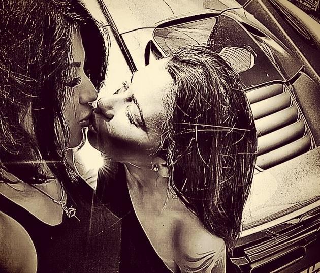 Roxana Vancea, săruturi fierbinți cu o femeie 319343