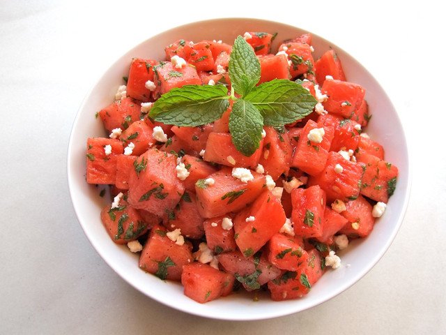 Simplu şi gustos: Salată de pepene roşu, cu feta şi mentă