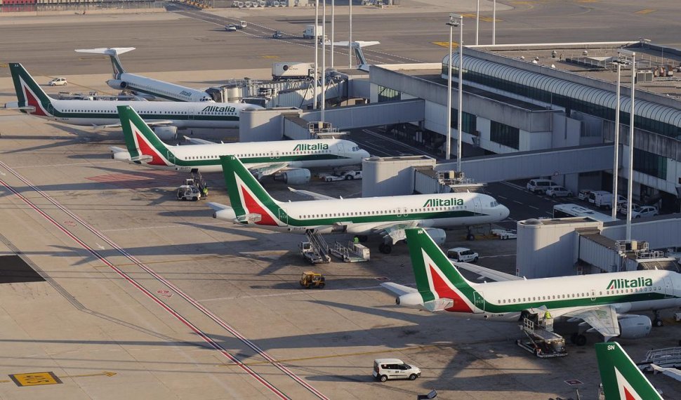 Traficul a fost reluat cu dificultate pe aeroportul din Roma după un incendiu de vegetație