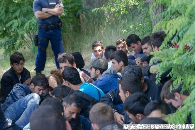 Voiau să-i împiedice să ajungă în Europa. Imigranţii au fost atacaţi de bărbaţi înarmaţi