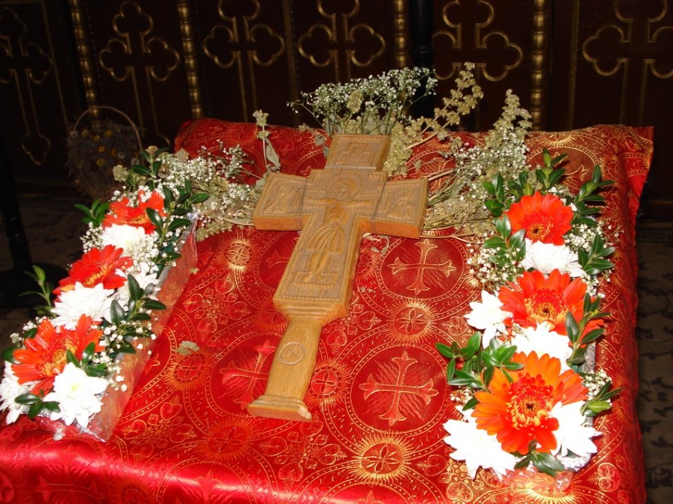 Credincioşii ortodocşi prăznuiesc Scoaterea Sfintei Cruci