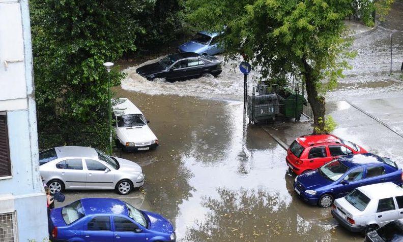 După caniculă, ploile torenţiale au făcut ravagii în mai multe oraşe din ţară