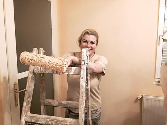 FOTO Preşedintele de ţară care îşi zugrăveşte singur apartamentul  319960