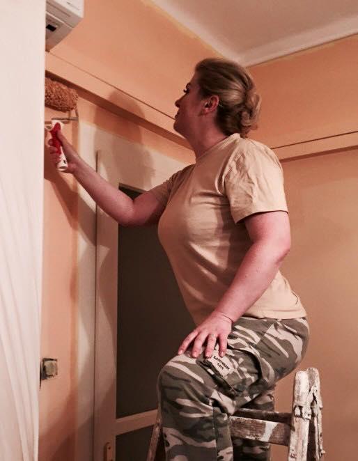 FOTO Preşedintele de ţară care îşi zugrăveşte singur apartamentul  319963