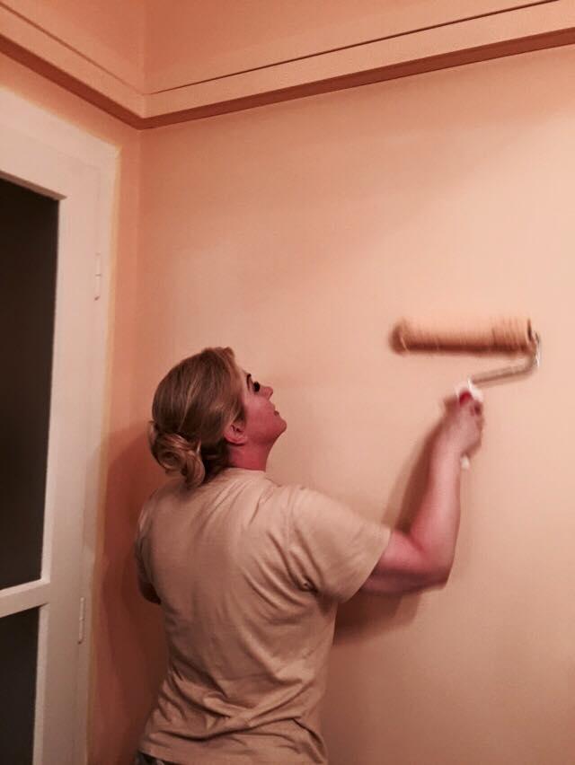 FOTO Preşedintele de ţară care îşi zugrăveşte singur apartamentul  319964