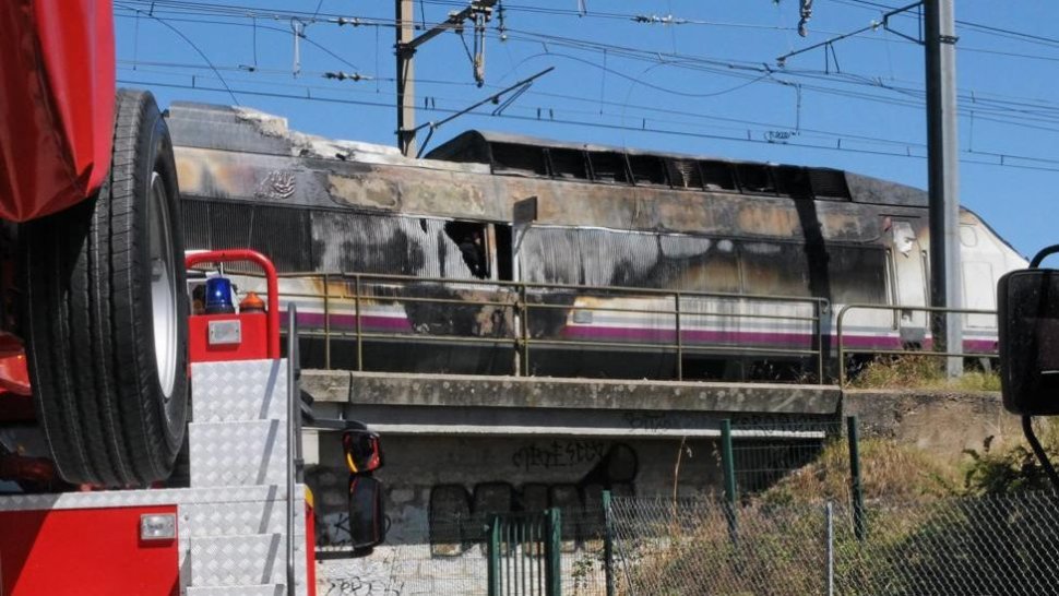 Panică la bordul unui TGV: Sute de pasageri au fost evacuaţi după ce locomotiva a luat foc