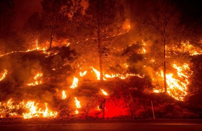 California, mistuită de incendii de cinci zile. NASA: Urmează 10 ani foarte secetoşi