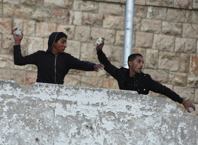 O poliţistă din Israel, devenită ţintă a furiei mulţimii, protejată de doi cetăţeni palestinieni