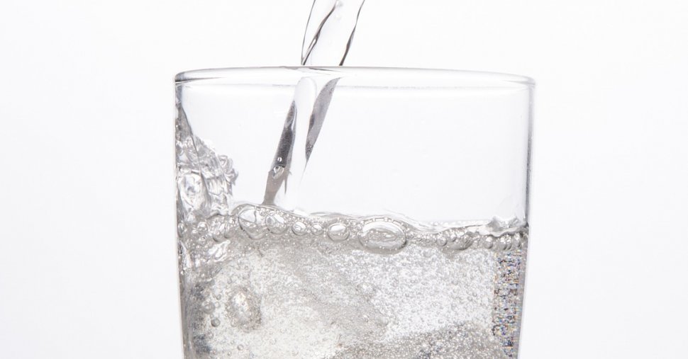 Te balonează apa minerală? Află care sunt surprinzătoarele efecte nocive ale popularei băuturi