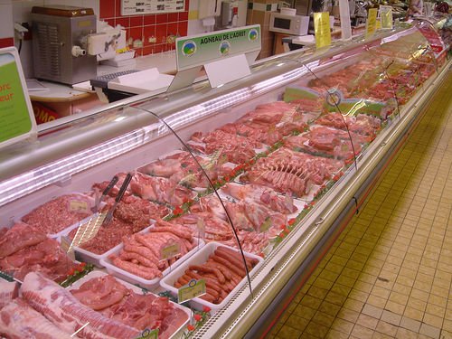 Un nou scandal al cărnii. Supermarket acuzat că în carnea tocată de porc şi vită se găseşte oaie şi pui