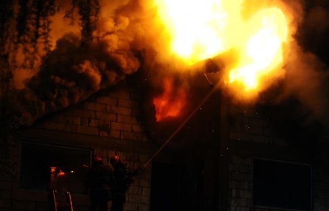 Vila unui afacerist controversat din Baia Mare, distrusă de un incendiu puternic