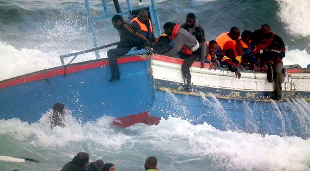 Ambarcaţiune cu 700 de imigranţi la bord, naufragiată în largul Libiei. Sute de oameni sunt în pericol
