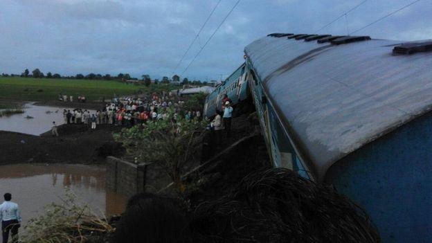 India. Două trenuri au deraiat - cel puţin 30 de morţi