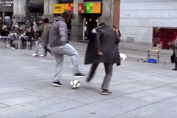 Nimeni nu l-a recunoscut îmbracat așa. Șocul pe care l-au avut oamenii când și-a dezvăluit adevărata identitate: cine e "boschetarul" 320498