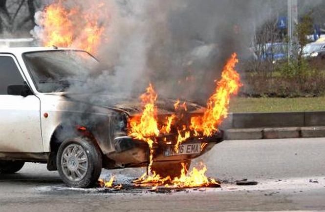 O maşină a luat foc pe un drum din Reşiţa