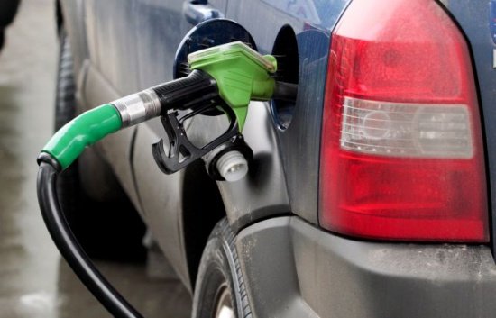 Cinci companii petroliere au redus preţul la carburanţi