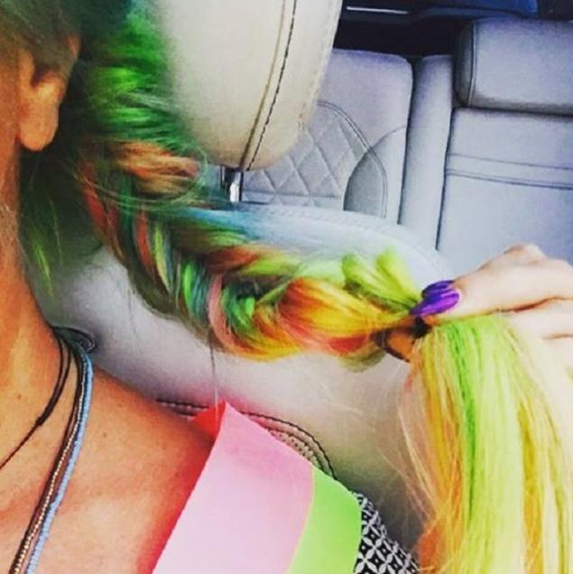Delia și-a schimbat iar look-ul! Acum are părul "curcubeu"  320706